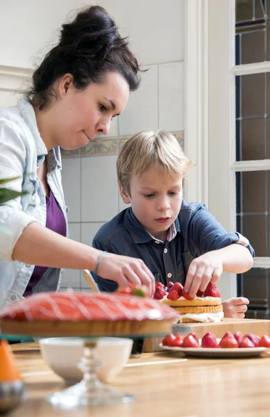 Mère et fils garniture fraises — Photo