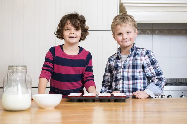 Miling barn förbereder cupcake — Stockfoto