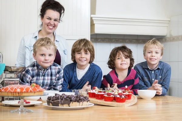Anya és a gyerekek a desszertek — Stock Fotó