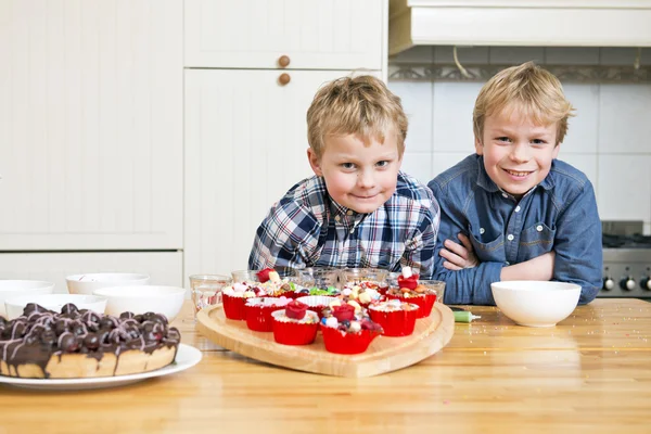 Broers in een keuken — Stockfoto