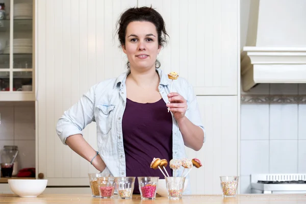 Vrouw bedrijf cupcake pop — Stockfoto