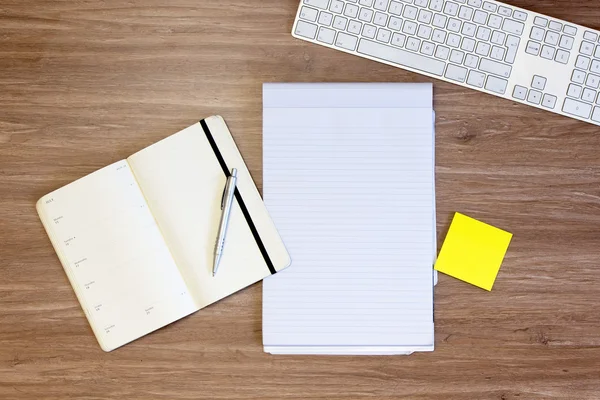 Calendar and notepad with pen — Stock Photo, Image