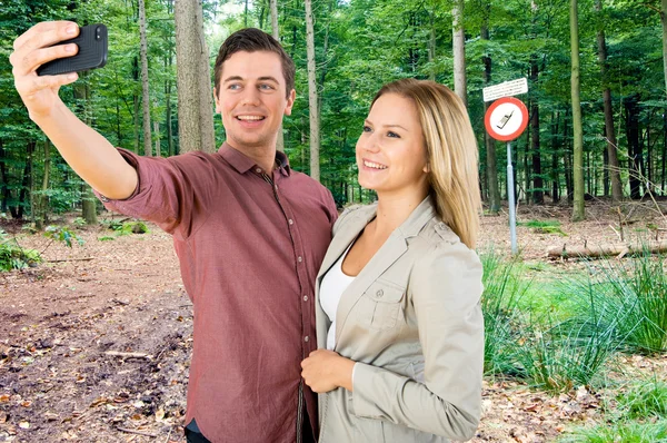 Couple prenant un selfie — Photo