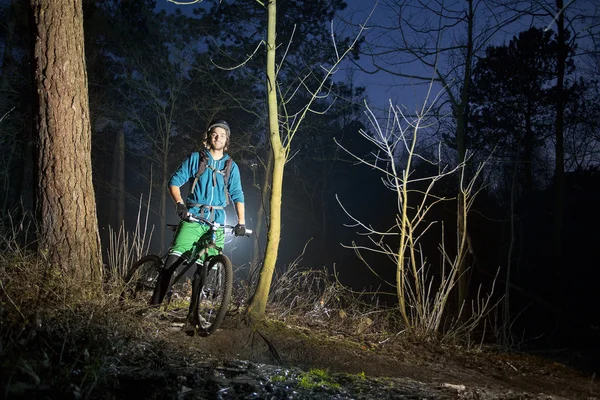 Mountainbiken in der Dämmerung — Stockfoto