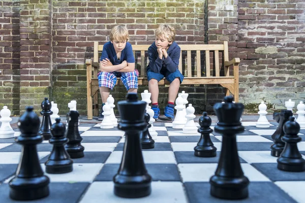 Boys playing outdoor chess — Stock Photo, Image