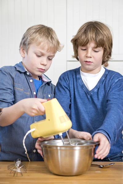 Chłopcy mieszania ciasta w misce — Zdjęcie stockowe