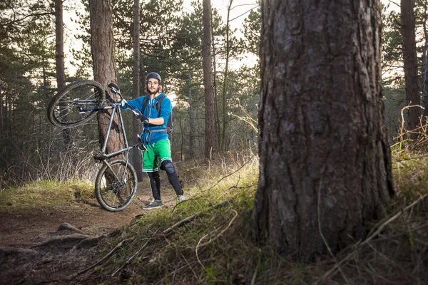 Offroad-Mountainbiker stolz auf sein Rad — Stockfoto