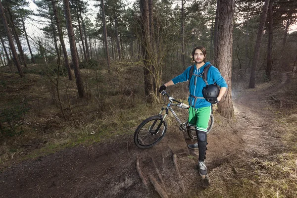 Radfahrer im Wald angefahren — Stockfoto