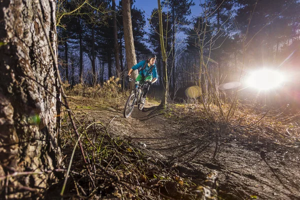 떨어져도 통해 mountainbiker 트레일 — 스톡 사진