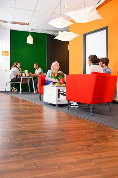 Colorido salón de negocios, con varios equipos de proyecto — Foto de Stock