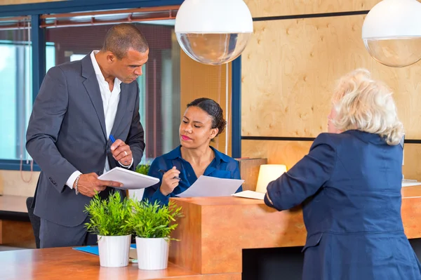 Discussing issues with a secretary — Stock Photo, Image