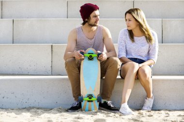 Adımları Plajı'nda oturan kaykaycılar