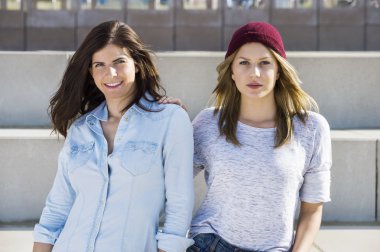 Plajda kendine güvenen bayan arkadaş