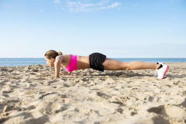 Kararlı kadın plajda şınav