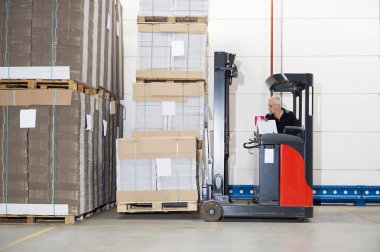 İşçi stoklarını inceleyerek Forklift