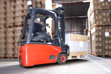 İşçi taşıyan stokta Forklift