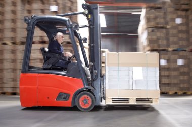 Çalışan hisse senedi Forklift üzerinde taşıma