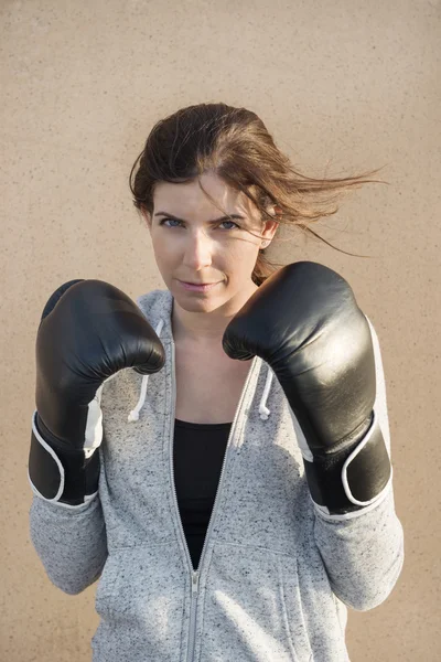 Självsäker kvinna klädd i boxningshandskar — Stockfoto