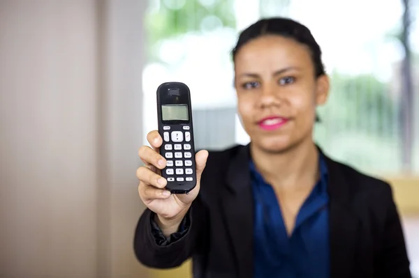 Receptionisten Holding sladdlös telefon — Stockfoto