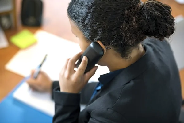 Recepcionista usando el teléfono en la oficina —  Fotos de Stock