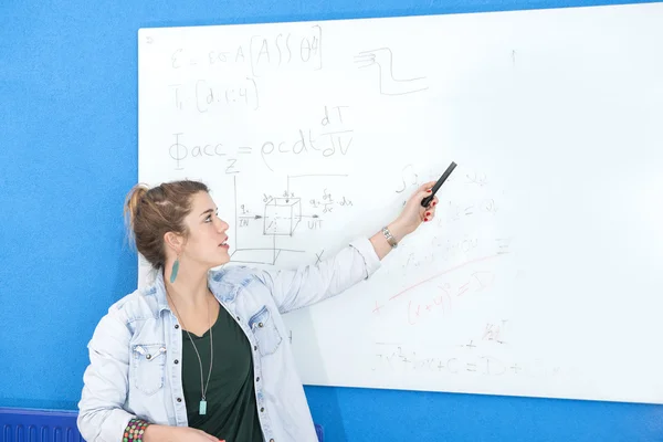 Ontwerper uitleggen schets In Office — Stockfoto