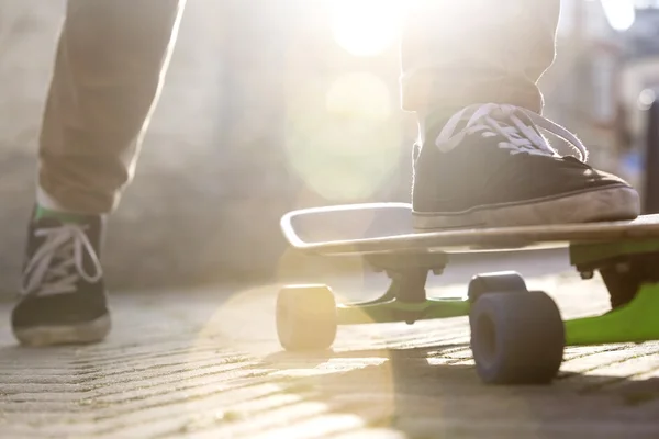 Mann skateboardet auf Fußweg — Stockfoto
