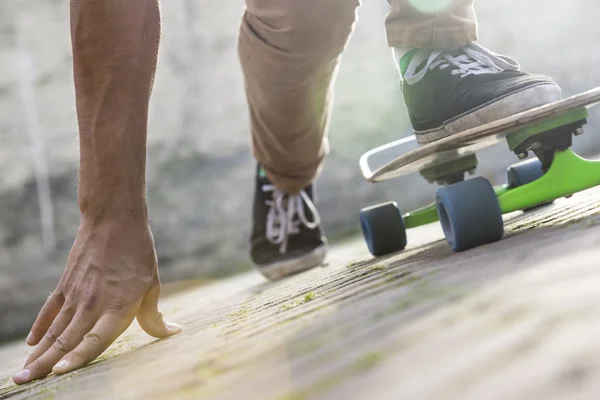 Man skateboarden tijdens de zomer — Stockfoto