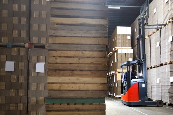 Hisse senedi inceleyerek Forklift erkekte — Stok fotoğraf