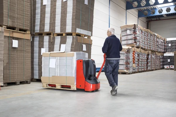 Trabalhador Empurrando Handtruck Carregado Com Bens — Fotografia de Stock