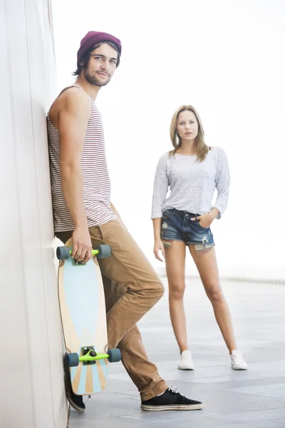 Selbstbewusste Skateboarder im Freien — Stockfoto