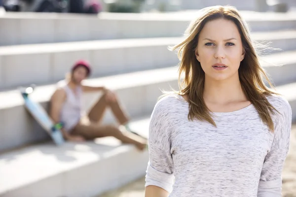 Portret van mooie vrouw op strand — Stockfoto