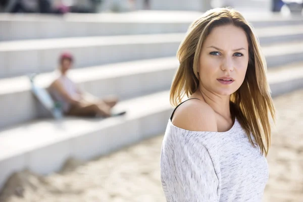 Porträt einer attraktiven Frau am Strand — Stockfoto