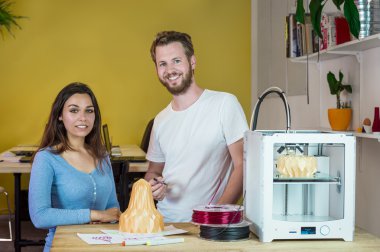 3d geliştiriciler ürün üzerinde duran