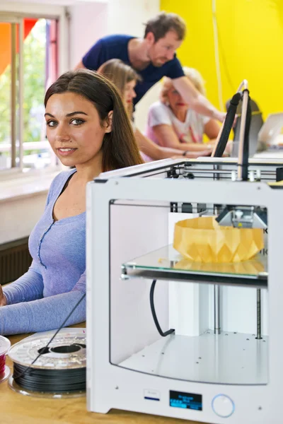 Femme, debout à côté d'une imprimante 3D — Photo
