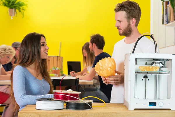 3d tasarımcıları ürün üzerinde tartışıyor