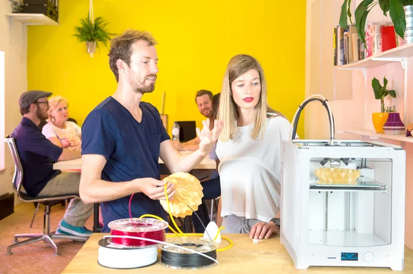 3d tasarımcıları ürün üzerinde tartışıyor