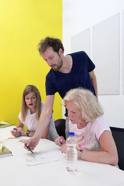 Art teacher gives instructions to his students — Stock Photo, Image