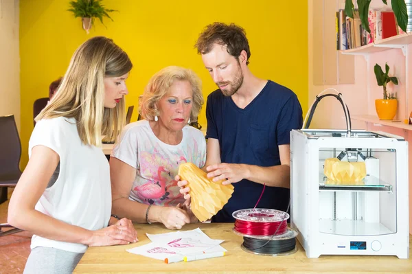 3d tasarımcıları ürün inceleyerek tartışıyor