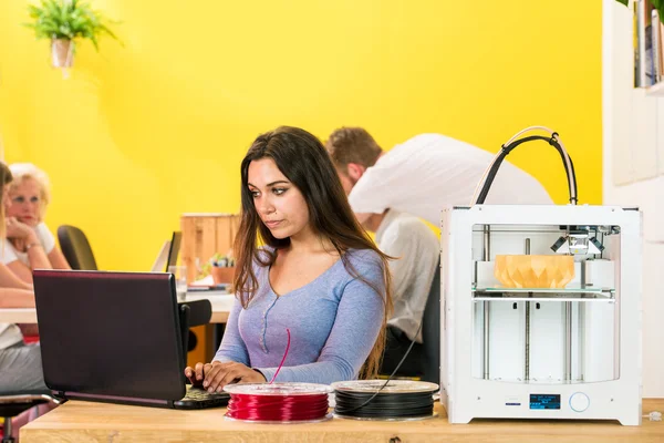 Ontwerper een CAD-bestand te sturen naar een 3d Printer — Stockfoto