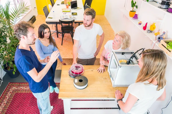 Reunión de alumnos y diseñadores en torno a una impresora 3D — Foto de Stock