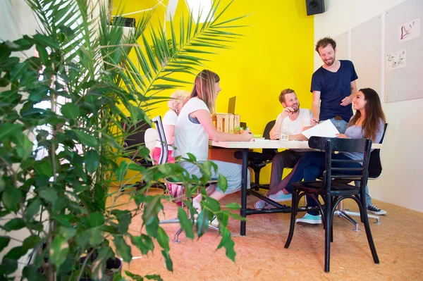 Diseñadores sentados en una mesa grande — Foto de Stock