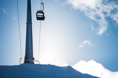 Ski lift bir yamaç