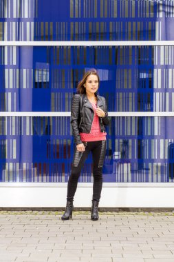 Bir cam duvarın önünde duran kadın