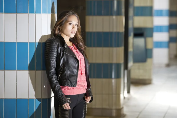 Donna in una stazione della metropolitana — Foto Stock