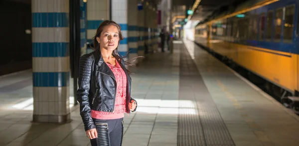 Kvinna på järnvägsstation — Stockfoto