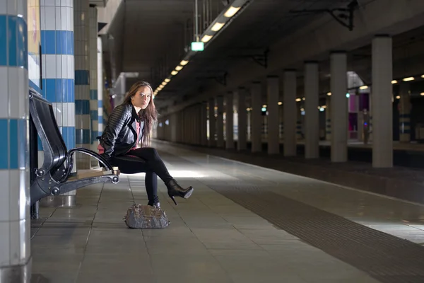 Donna in attesa di un treno — Foto Stock