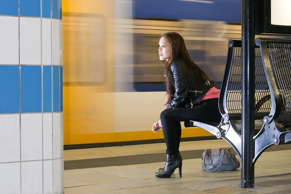 Ожидающая женщина на платформе — стоковое фото