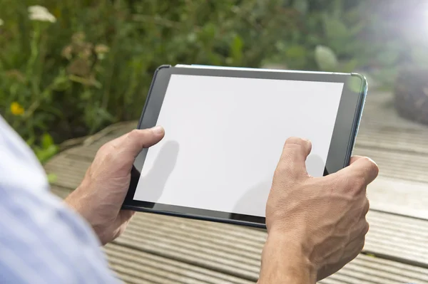 Homem jogando um jogo em um tablet — Fotografia de Stock