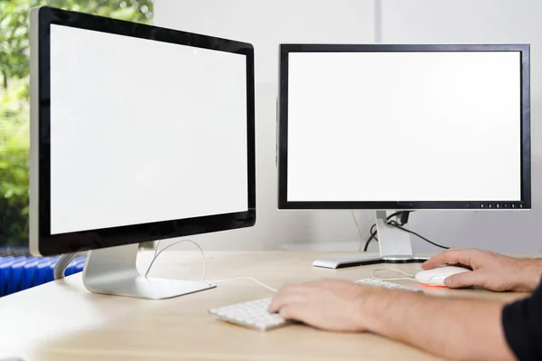 Las manos del hombre en un teclado Fotos de stock libres de derechos