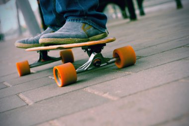 Ayakları uzun bir tahta üzerinde